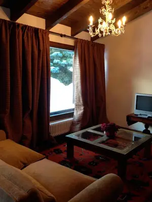 Una televisión o centro de entretenimiento en Besiberri