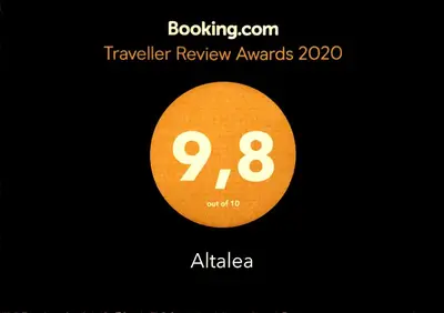Certificado, premio, señal o documento que está expuesto en Altalea by Clabao