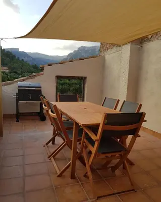 Vista general de una montaña o vista desde la casa o chalet