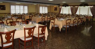 Un restaurante o sitio para comer en Hotel Rausan