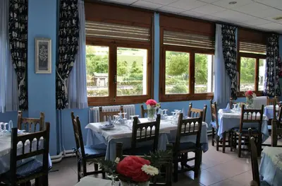 Un restaurante o sitio para comer en Hotel Garona