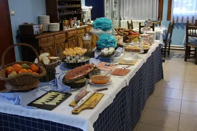 Comida en o cerca de este hotel