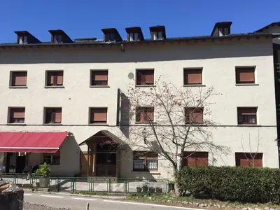 Edificio en el que se encuentra el hostal o pensión