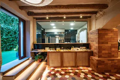 Comida en o cerca de este hotel
