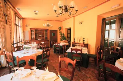 Un restaurante o sitio para comer en Posada del Almudí