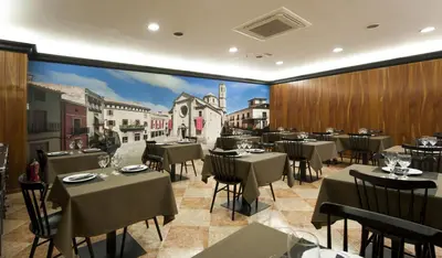 Un restaurante o sitio para comer en Hotel Ciutat de Tarrega