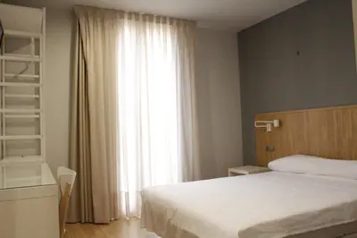 Cama o camas de una habitación en Hostal Universitat