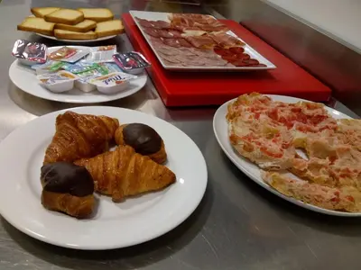 Comida en o cerca de este hotel