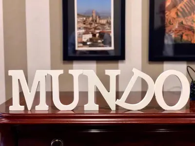 Certificado, premio, señal o documento que está expuesto en Mundo-Abeona