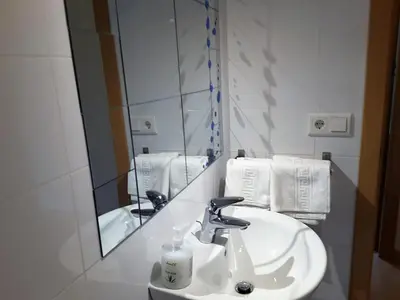 Un baño de Apartamentos Argualas