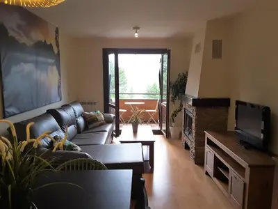 Una televisión o centro de entretenimiento en Apartamentos Argualas