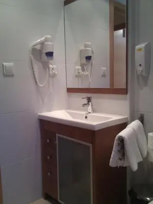 Un baño de Apartamentos Argualas