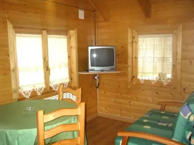 Una televisión o centro de entretenimiento en Camping Prado Verde