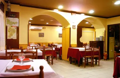 Un restaurante o sitio para comer en Hostal Les Collades