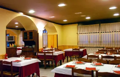 Un restaurante o sitio para comer en Hostal Les Collades