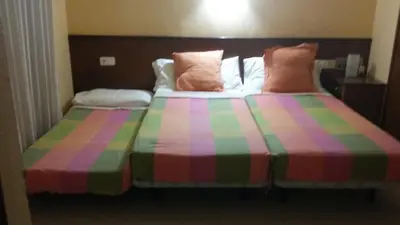 Cama o camas de una habitación en Hostal Les Collades