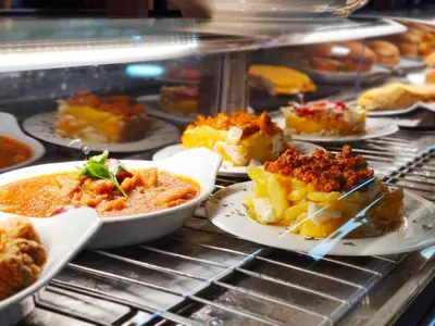 Comida en o cerca de este hotel