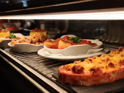 Comida en o cerca de este hotel