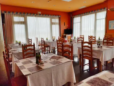 Un restaurante o sitio para comer en Hotel Área de Calahorra