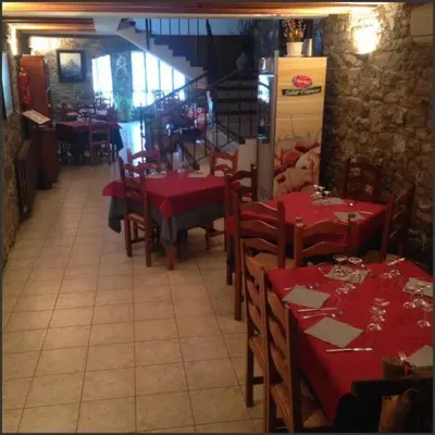 Un restaurante o sitio para comer en Casa Fes Autural