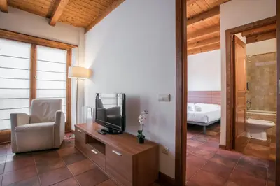 Una televisión o centro de entretenimiento en Apartamentos SNÖ Mont Romies Unhola