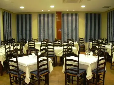Un restaurante o sitio para comer en Hotel Cariñena