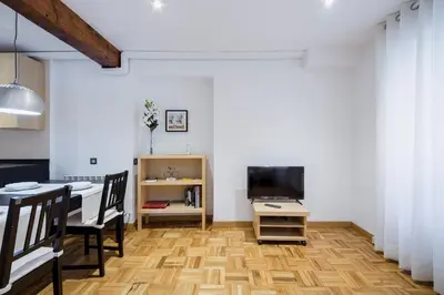 Una televisión o centro de entretenimiento en El Hogar de San Fermín