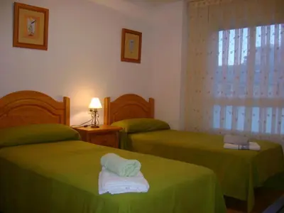 Cama o camas de una habitación en Apartamentos Pirineos Ordesa II