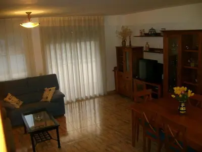 Una televisión o centro de entretenimiento en Apartamentos Pirineos Ordesa II