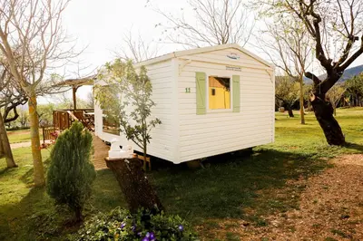Jardín al aire libre en Camping Castillo de Loarre