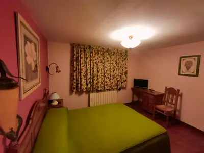 Una televisión o centro de entretenimiento en Hostal Las Grullas