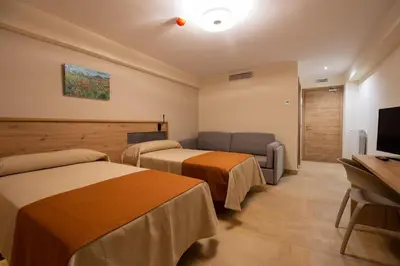 Una televisión o centro de entretenimiento en Hostal Las Grullas
