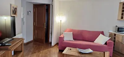 Una televisión o centro de entretenimiento en Apartamentos Turísticos Batlle Laspaules