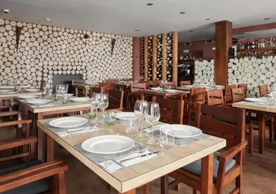 Un restaurante o sitio para comer en Apartahotel Tres Quiñones