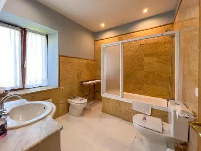 Un baño de Villa Ganbara, 5 minutos de Pamplona