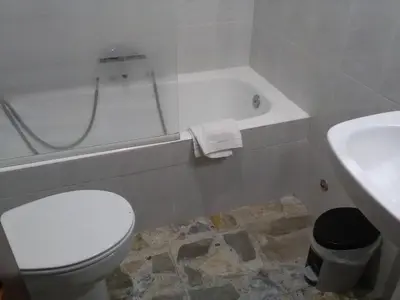 Un baño de Hostal Restaurante el Cazador