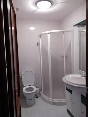 Un baño de LEKU-EDER