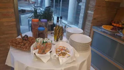 Comida en o cerca de este hotel