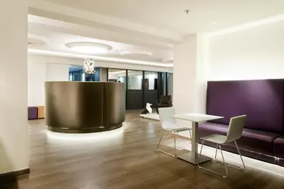 Una televisión o centro de entretenimiento en Kadrit Hotel