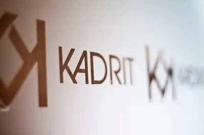 Certificado, premio, señal o documento que está expuesto en Kadrit Hotel