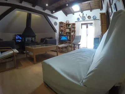 Una televisión o centro de entretenimiento en Alacran Home