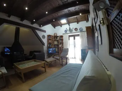 Una televisión o centro de entretenimiento en Alacran Home