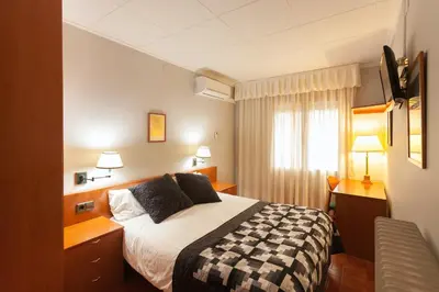 Cama o camas de una habitación en Hostal Restaurant Roma