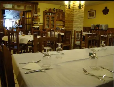 Un restaurante o sitio para comer en Hostal La Plaza