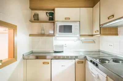 Una cocina o zona de cocina en Solneu by SeaMount Rentals