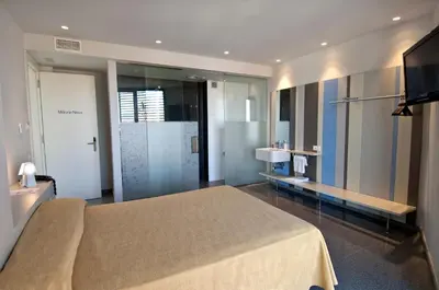 Una televisión o centro de entretenimiento en Hostal La Creu