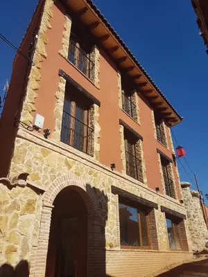 Edificio en el que se encuentra el hostal o pensión