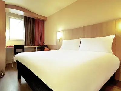 Cama o camas de una habitación en Ibis Lleida