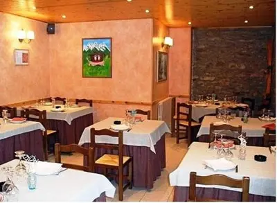 Un restaurante o sitio para comer en Hotel Ca de Graus