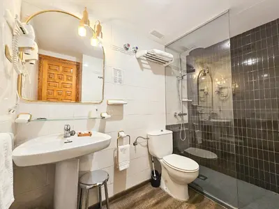 Un baño de Hotel Casa Morlans 3000